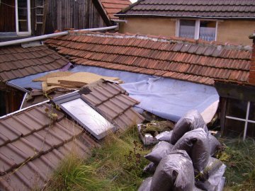 Neues Dach, noch ohne Folie und Gras